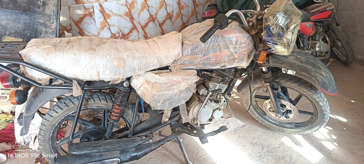 السلام عليكم  دراجات لبيع بوكسرات الزركه 2020والحمره 2022دراجات خير من الله  شقالات
وحده وراق مديل 2020وراق كامله  وهذيجالثانيه كلك 
مكان الدراجات صوير قرب بيت سيد ربيع ثنينهن 1100وبهن مجال ***********الشراي بيه خير ويدلل***********

