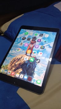 ايباد 9 • نظيف • بصمه وكاميرا اماميه