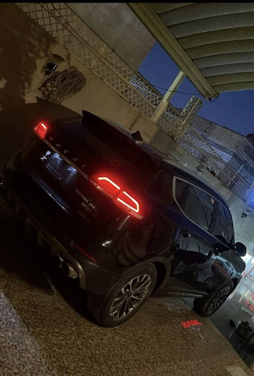 سلام عليكم هافال H6 2020 رقم بغداد باسمي سنوية جديدة السيارة ماشية 87 الف فول مواصفات للاخير السيارة بيها ضربة خلفية معدل ربع باب الصندوك ومرشوش وطرف الجاملغ بارد يعني ضربة سطحية ومكان بارد بين باب السايق والجاملغ فقط حواف السيارة مكينة كير جاهزة يحتاجلها فقط فابريتر تبريد السعر 125 وبيها مجال للاستفسار *********** مكاني البصرة
