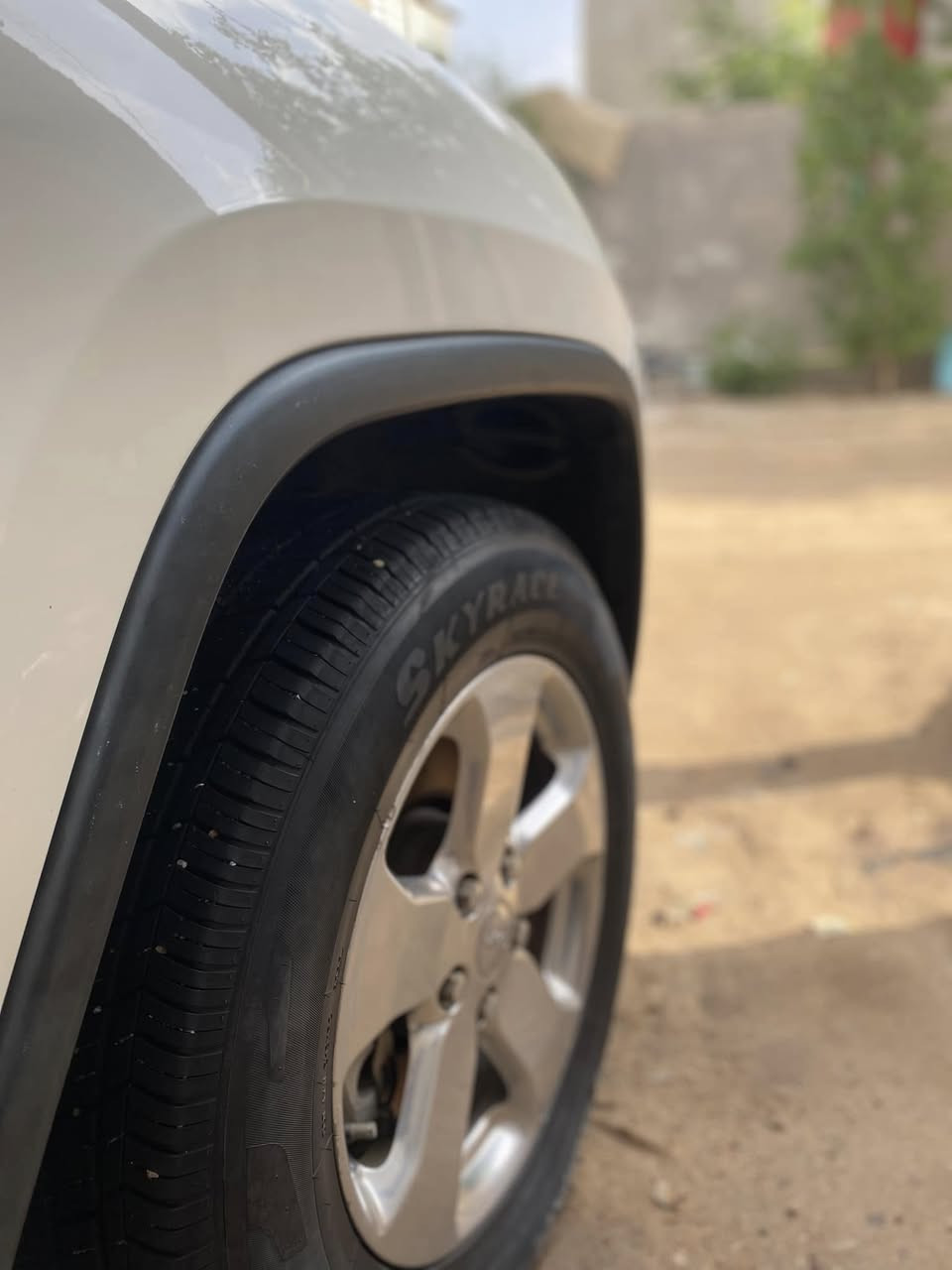 السلام عليكم جيب لاريدو 2012خليجي بيها باب بنيد وجاملغ الايمن وباب صبق فقط وشوي ملاحضات بسيطه سنوية منتهيه رقم دولي جديد 
مكان البصرة السعر 148 السيارة تحفه والله ونضيفه 
وانا اكلفها بكلشي
رقم الهاتف ***********
