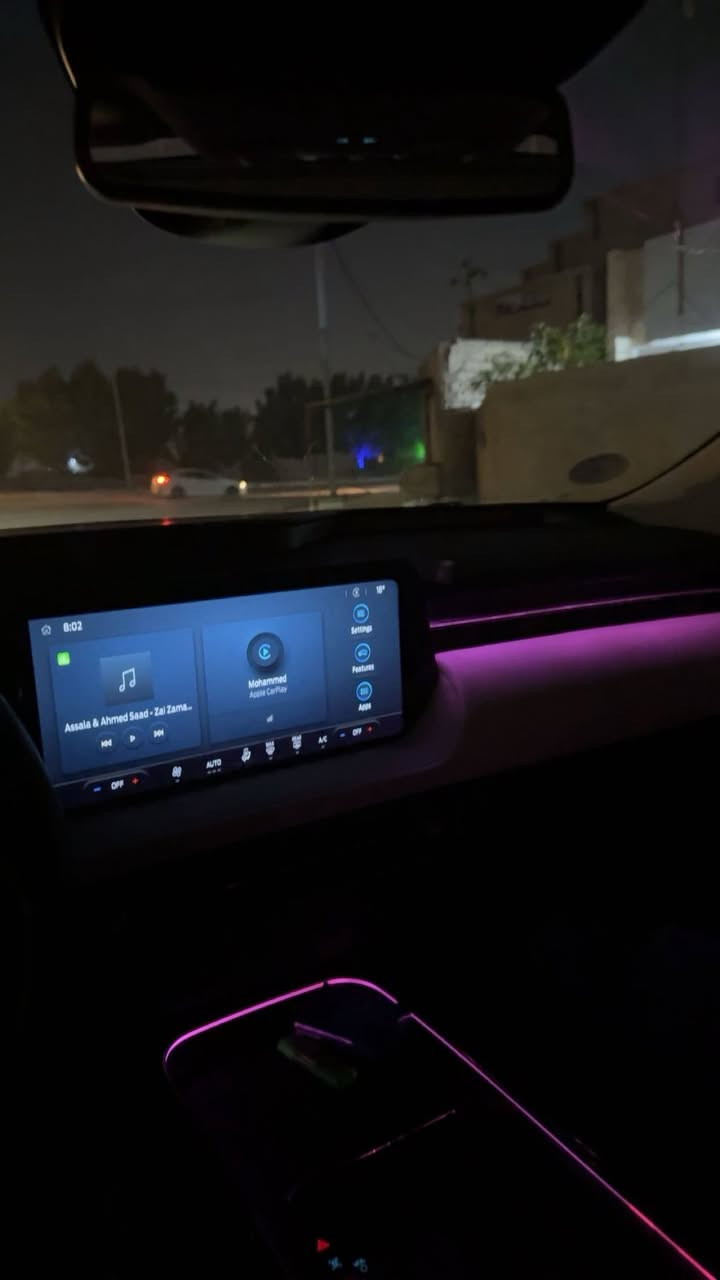 فورد تورس تيتانيوم 2024 (Ford Taurus Titanium) - وكالة القاصد
السيارة بحالة الوكالة وتحت الضمان، مواصفات رسمية كاملة (أعلى فئة).

⚙️ المواصفات الميكانيكية والأداء:

 المحرك: 2.0L EcoBoost (تيربو) يولد قوة 232 حصان.

 ناقل الحركة: أوتوماتيكي 8 سرعات (التحكم عن طريق قرص دوار فرار).

 نظام الدفع: أمامي (FWD) مع نظام توفير الوقود الممتاز (15.3 كم/لتر).

✨ أبرز مواصفات فئة الـ Titanium الخارجية والداخلية:

 السقف: بانوراما بالكامل.

 الإضاءة: أنوار أمامية وخلفية LED مع شريط إضاءة نهاري مميز، ومرايا جانبية كهربائية تطوى تلقائياً.

 العجلات: جنوط ألمنيوم قياس 19 إنش مكحلة الخاصة بفئة التيتانيوم.

 الشاشات: شاشة ترفيه ضخمة قياس 13.2 إنش تدعم Apple CarPlay و Android Auto + لوحة عدادات رقمية بالكامل قياس 8 إنش.

 المقاعد: مقاعد جلد فاخرة مع تحكم كهربائي بالكامل للمقاعد الأمامية.

 الرفاهية: شاحن لاسلكي للهاتف، نظام تكييف أوتوماتيكي ثنائي المناطق مع فتحات خلفية، تشغيل عن بُعد، ودخول ذكي بصمة.

🛡️ أنظمة الأمان ومساعدة السائق (باقة السلامة المتكاملة):

 رادار أمامي ونظام منع الاصطدام المبكر مع فرملة طوارئ.

 نظام تثبيت السرعة التكيفي (كروز كنترول).

 نظام تحذير الخروج عن المسار والمحافظة عليه.

 نظام مراقبة النقطة العمياء (BLIS).

 كاميرا خلفية وحساسات أمامية وخلفية كاملة للمساعدة على الركن.

السعر : 285 وبيها مجال بسيط
***********
