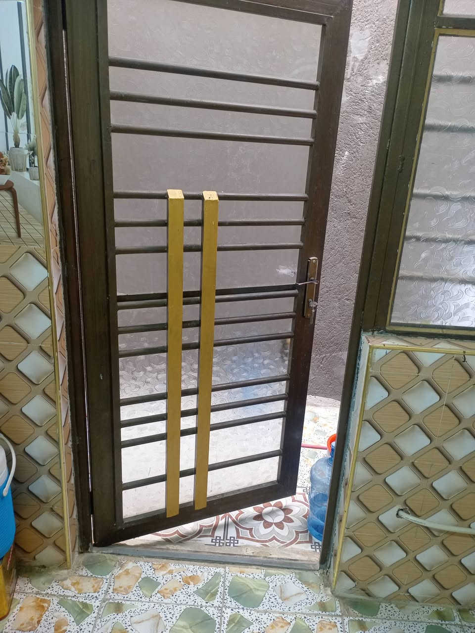 سلام عليكم بيت لبيع المساحه ١٠٠ متر غرفه وصاله ومطبخ استقبال وصحات داخل وخارج البيت جاهز من كلشي مال جناي العنوان حي ميسان يم سكله الكرعاوي السعر٤٤ وبي مجال استفسار علاالرقم ***********
