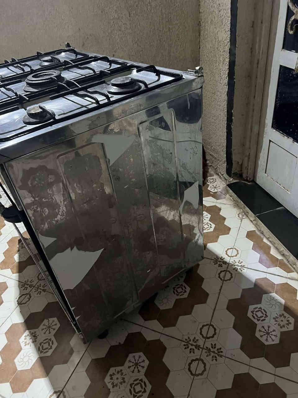 السلام عليكم للبيع طباخ فريش 5 عيون نضيف وشغال ناره 🔥حلوه فرن فوك وجوه شغالات مكاني بابل شارع 80.       ***********.               السعر 85 وبيه مجال بسيط جدا
