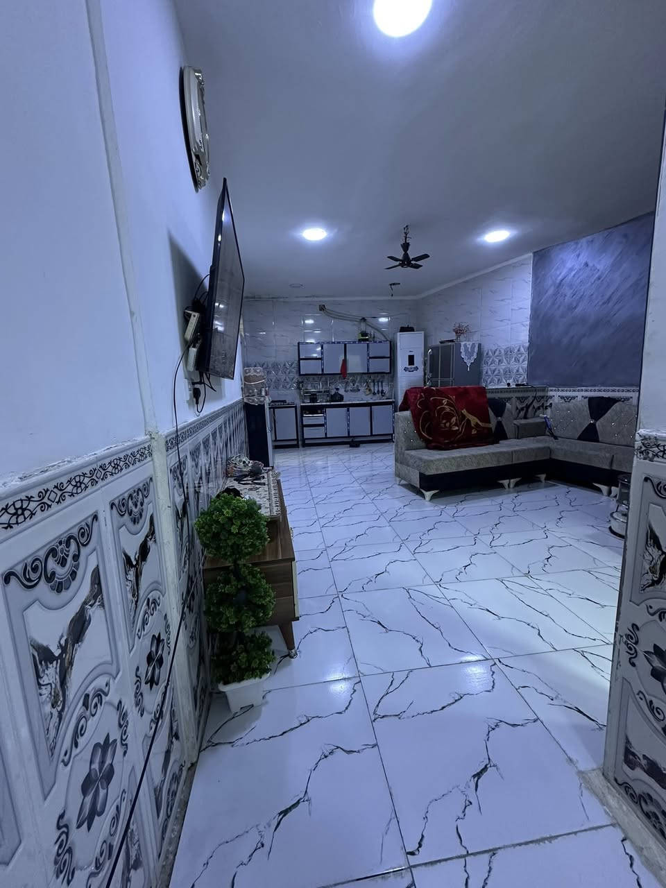 سلام عليكم شقه للبيع العنوان منطقت الفضل شارع مستشفى الطواري قرب مقهى حوري مقابيل يعقوب الحلاق او حازم للاندي اف داخل فرع ثاني باب المساحه  79/90يعني 80متر 
بناء سنه 2023
للستفسار الاتصال على 
*********** او 
***********
