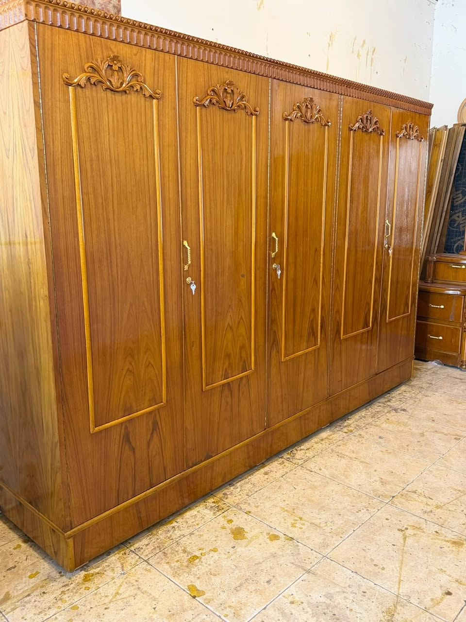 السلام عليكم✋ 
عرض خاص ومغري بس 280🔒 
توفر لدينا من جديد كنتور صاج 5 أبواب مستعمل نظيف شغل توصي ثقيل نقش زان 5ملم فول نظافه💯💯 
للاستفسار وتساب *********** مباشر ***********💥 
ومستعدون لشراء الغرف النوم المستعمله و الكناتير 🆕
