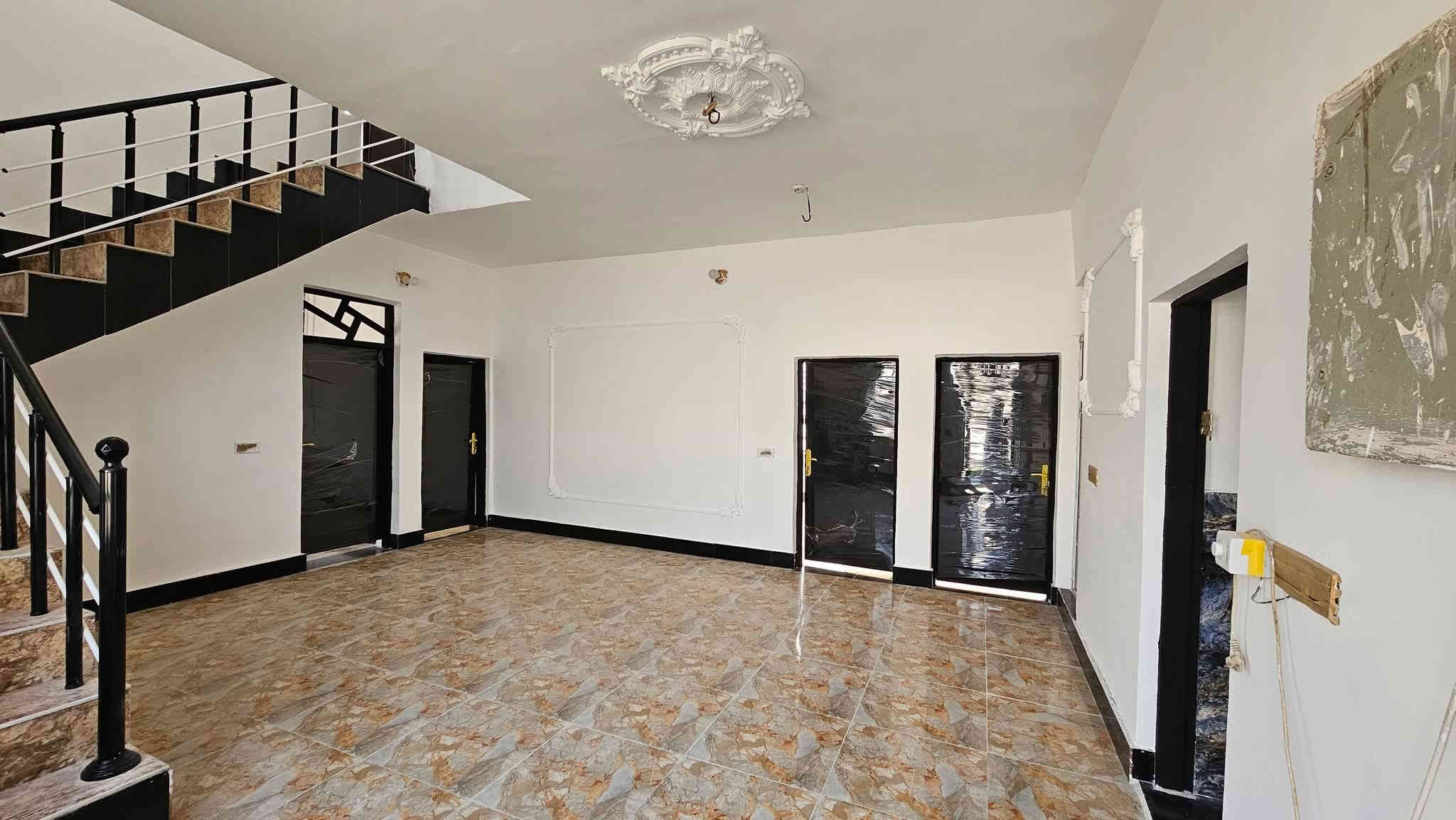 بيت للبيع في كربلاء💯 اناصاحب البيت مباشر 
✅️بيت للبيع مساحة 400 م
واقع حال 500 م واجهة 20 م 
تحت البناء 200 م بناء طابوق 

✅️متوفرة كافة الخدمات
تبليط، ماء، كهرباء، مدارس
طابو سند 25 إقرار محكمة 

✅️الموقع كربلاء - منطقة الجذار 
شارع نجف كربلاء عمود 1140
يبعد من مركز مدينة كربلاء 10 كم 

💰السعر 65 مليون  عقاري كربلاء 

📞 إتصل الآن:  ***********
***********
انا صاحب البيت مباشر علما يرهم مراوس
