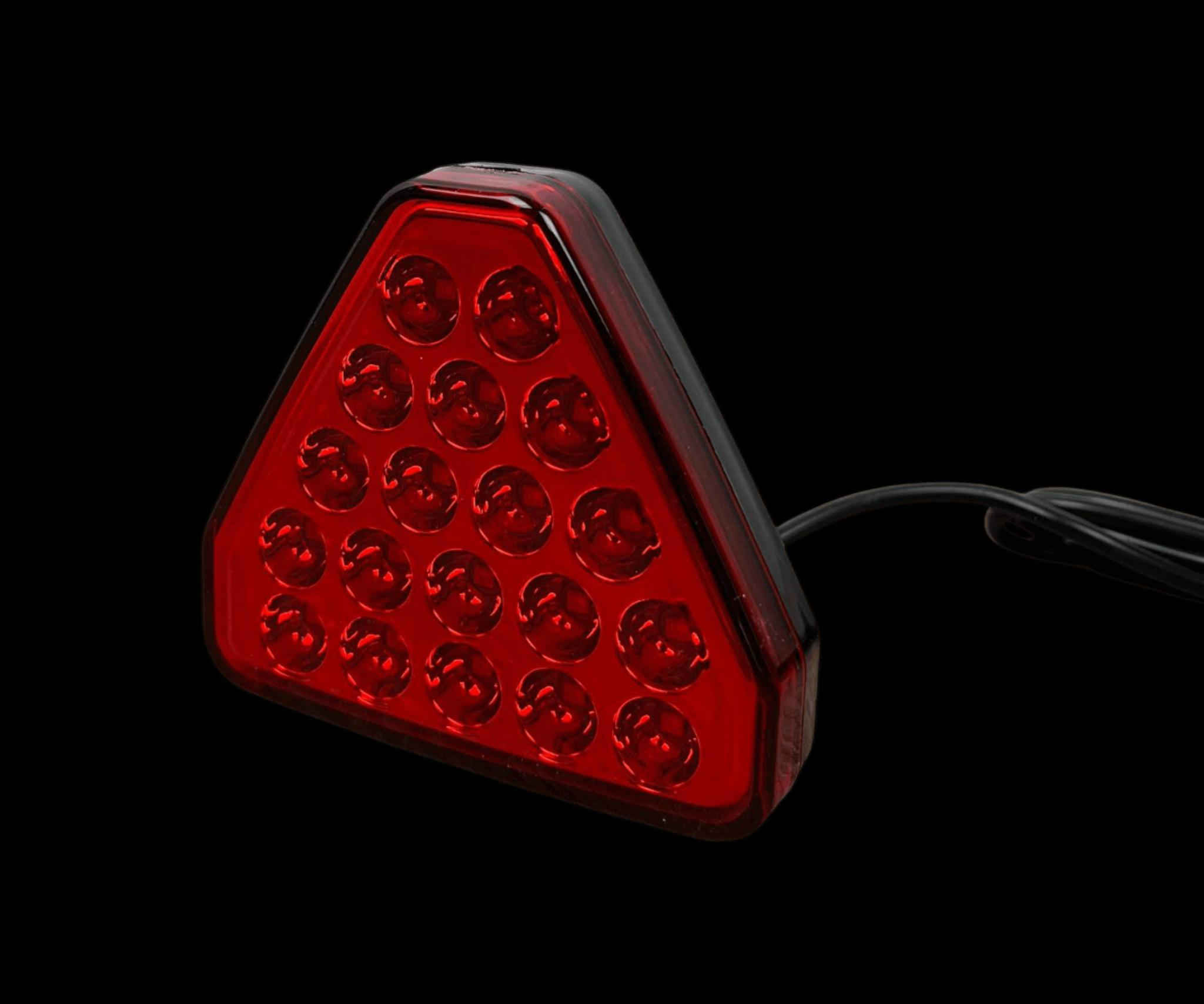 ضوء فرامل خلفي مثلث LED

استخدامات

يستخدم كضوء فرامل خلفي سفلي للسيارات أو الدراجات النارية.

يمنح إنارة قوية وواضحة أثناء التوقف أو القيادة الليلية.

يساعد في تنبيه المركبات الخلفية وزيادة مستوى الأمان أثناء السير.

مميزات

إضاءة LED عالية السطوع بتقنية فلاش مزدوج (Burst Flash).

تصميم مثلث أنيق وعصري.

مقاوم للماء والغبار بمعيار IP67.

يعمل على مدى جهد واسع ‎(10–15V  30V  80V)‎.

استهلاك منخفض للطاقة ‎(2W ±10%)‎.

سلك طويل بطول ‎140 سم‎ لتسهيل التثبيت والتوصيل.

يتحمل درجات حرارة من ‎-40°‎ إلى ‎80°‎.

محتوى الصندوق

ضوء LED خلفي (أحمر او أسود).

أسلاك توصيل جاهزة.

ملاحظات

تأكد من التوصيل الصحيح قبل التشغيل.

أبعاد الكارتون: ‎10 × 5 × 10 سم‎

بلد المنشأ: الصين.


**إذا كنت صاحب هذا الإعلان وتريد حذفه لأي سبب، رجاءا أرسل رسالة إلى الدعم الفني**