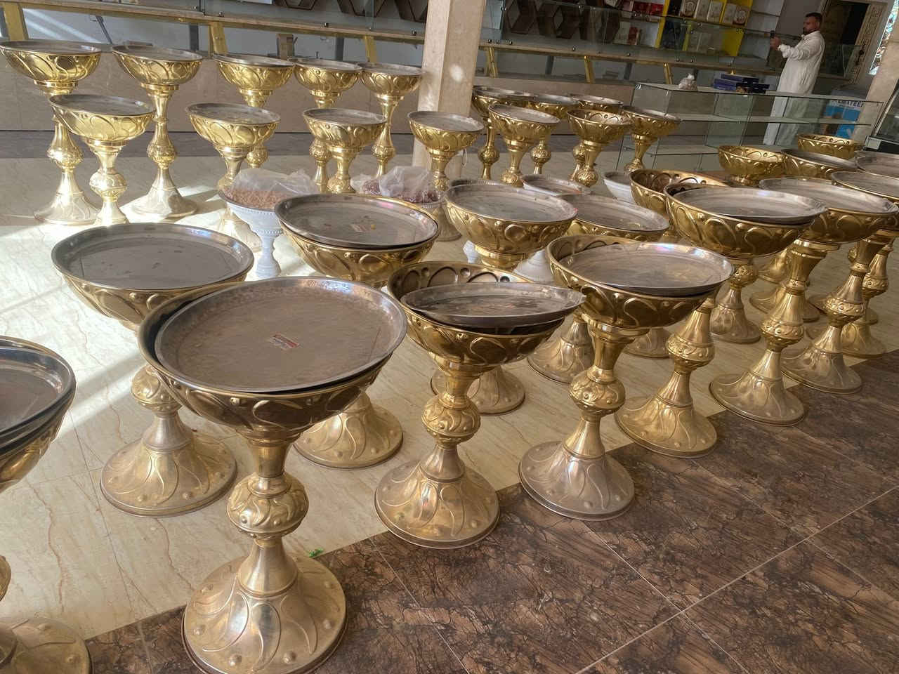#للبيع 

رفوف متنوعة 
رفوف خلية النحل 
ميز رف جام عدد ٦ 
رفوف ام دي اف مع جام للكرزات
برادات عارضات كيك عدد ٢
ثريات انارة عدد ٦٠ ابيض واسود
سنادين عرض للكرزات والجكليت 
ميز جام ومرمر لعرض الحلويات طول ٤٠ متر 
وبعد اكو هواي غراض 

الشراي يتصل على هذا الرقم ***********
المكان كربلاء قرب الامام عون
