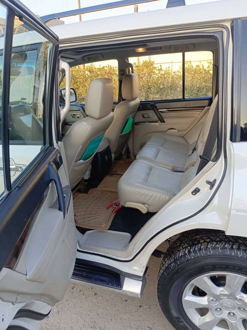 سلام عليكم 
باجيرو حنتور  فول مواصفات 1/1 
موديل 2013 صدفيه مكفوله كفاله عامه
من عدا الدعاميه الاماميه بيها صبغ فقط 
تخم تاير صدر خلفي امامي جديد ومكينه حجمها 3 ونص مامفتوحه ورقم اجنبي وسنويه جديده وباسمي 
عنوان بغداد 
السعر 165 وبيها مجال حك الجيه 
لاستفسار ***********
