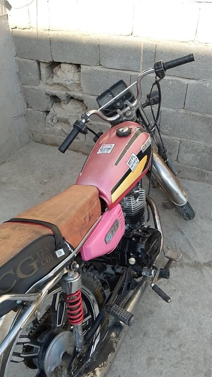 سلام عليكم دراجه 5 كير دراجه نضيفه  الدراجه طافيه يحتاجله كابريتر فتحته وخربته اني ابيع عله هاي الحطه طافيه كوم حديد بس المكينه مابيه شي بس اني ابيع كوم حديد مكاني بغداد مدينه الصدر السعر 240وبيه مجال وترهم مراوس *********** رقمي بي وتساب موديل 19دراجه
