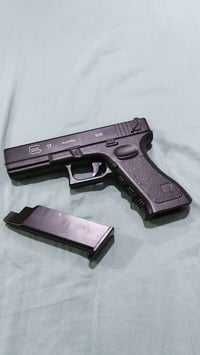 مسدس حديد • وزن ثقيل • يطلق بلاستك