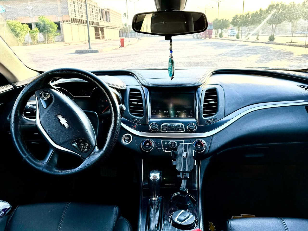 شفرولية امبالا 2018 LT 
--------------------
مواصفات السياره:-
- 5 راكب .
- محرك 6V 3600 .
- تبريد قطعتين ثلج.
كفالة عامة گير ومكينة 
- مثبت سرعه.
- شاشة جبيره.
- ماشيه 142 الف كم.
- رقم سليماني   باسمي.
- كاميرا خلفية.
- لايت زنون 
كراسي جلد 
مدخل AUX/USB.
- تخم تايرات جديد قبل شهر شديته.
رقمي ***********
- السعر 120 وبيه مجال بسيط.
عنوان ديالى خانقين
