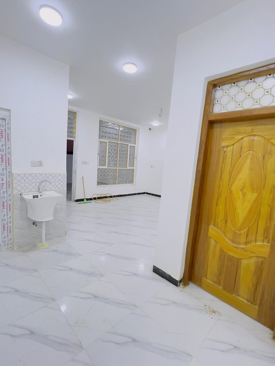 البيت للايجار 100م
يحتوي على :

مطبخ   _  وغرفة  _  وصالة _  مجمع صحيات _  طارمة  _ منور 

بيت نضيف جدا مال عائلة صغيره

موقع: الديوانية / حي الميكانيك /قرب بوابة معمل الغاز

سعر الايجار /    275   الف

الاتصال/

***********
 سيد محمد
