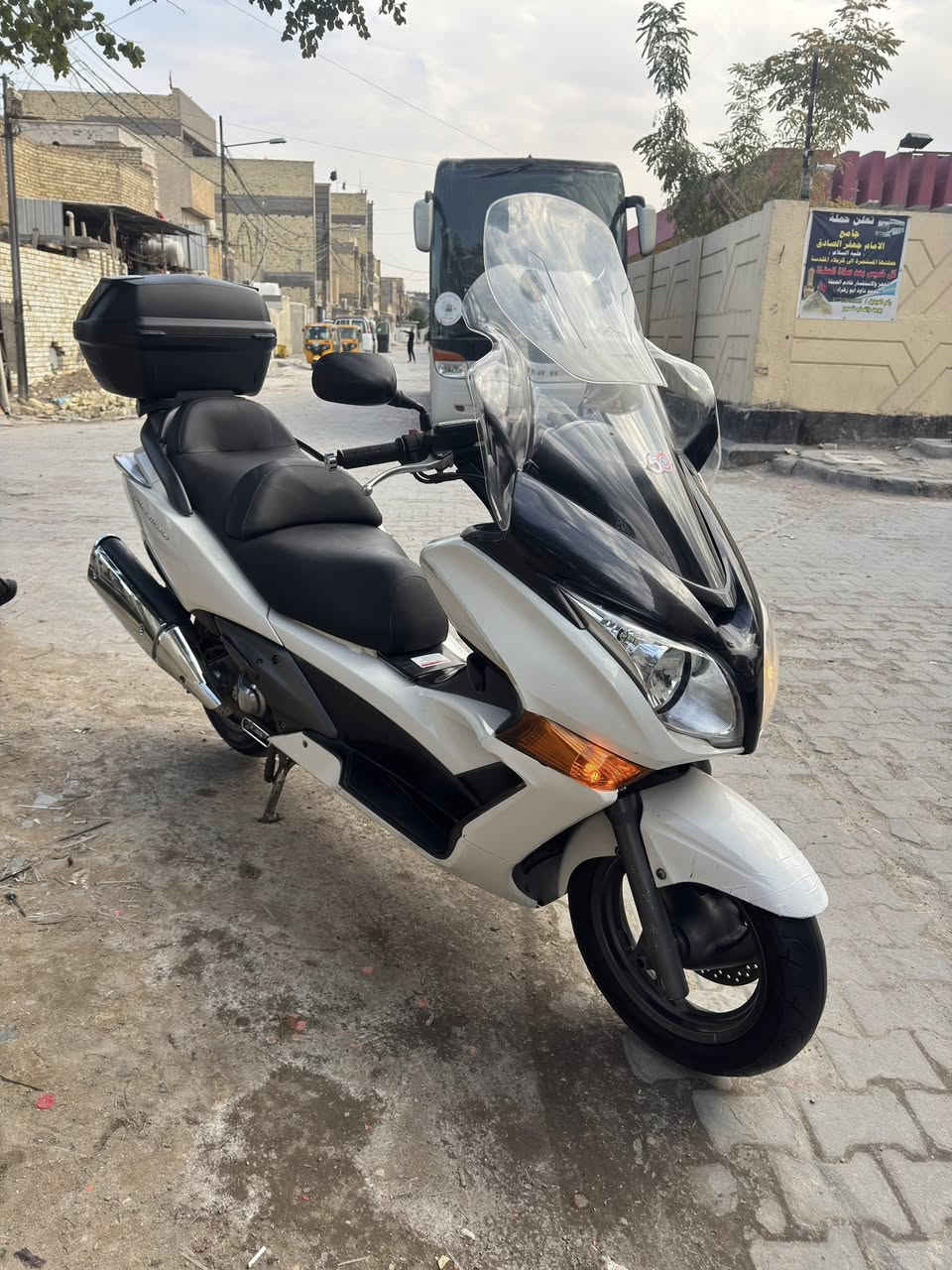 السلام عليكم 
هوندا سلفر ونگ جيتي 400
مكفولة كفالة عامة 
السعر 22 ورقة 
العنوان بغداد مدينة الصدر 
***********
