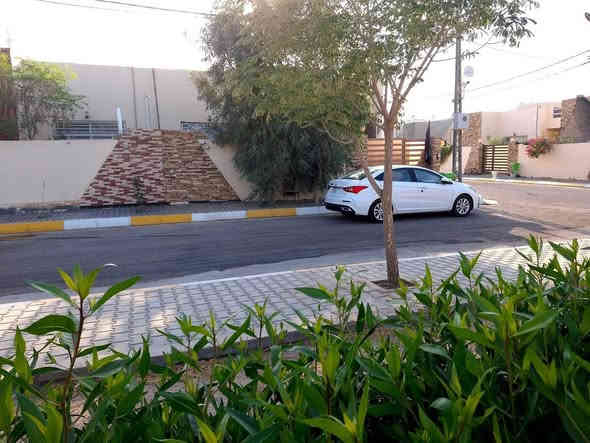 بيت في مجمع اللؤلؤه الربع الاول مساحة 200متر بسعر 190 طابق واحد البيت جاهز للسكن تحت البناء 151 والباقي كراج وحديقه يحتوي على غرفتين ارضيه وصاله واستقبال ومجموعه صحيه للخطار ومجموعه صحيه داخليه ومساحة الغرف 4*4 و الاخرى 4*3 والبناء طابوك جمهوري والموقع مميز امام 
حديقه ***********
