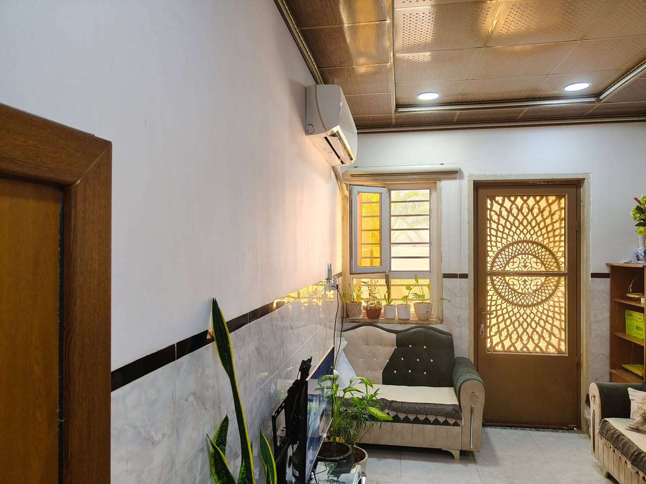 بيت للبيع في حي الميثاق فرع جامع المهيمن مساحه 125واقع حال 150بيه غرفتين نوم وهول واستقبال ومطبخ وبيتونه ومناور اثنين وبيه فضله نهايه البيت حديقه طابق واحد سند طابو معامله التحويل ماشي بيها الاتصال على ***********
