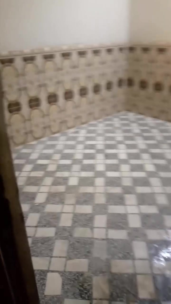 شقه ارضيه العنوان قرب كباب ابو رضا غرفه هول ملحقات نظيفه ايجار 350 اتصل ***********
نظيفه شقه
