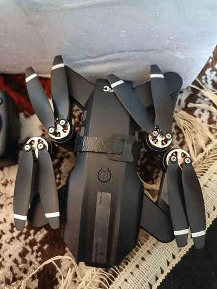 ادرون L 900 برو ماكس جديد لوك جي بي اس رجوع ذاتي ارتفاع 200 متر وعرض 2000  متر رجوع ذاتي السعر 100 الف الاتصال على رقم *********** امازن جيد
