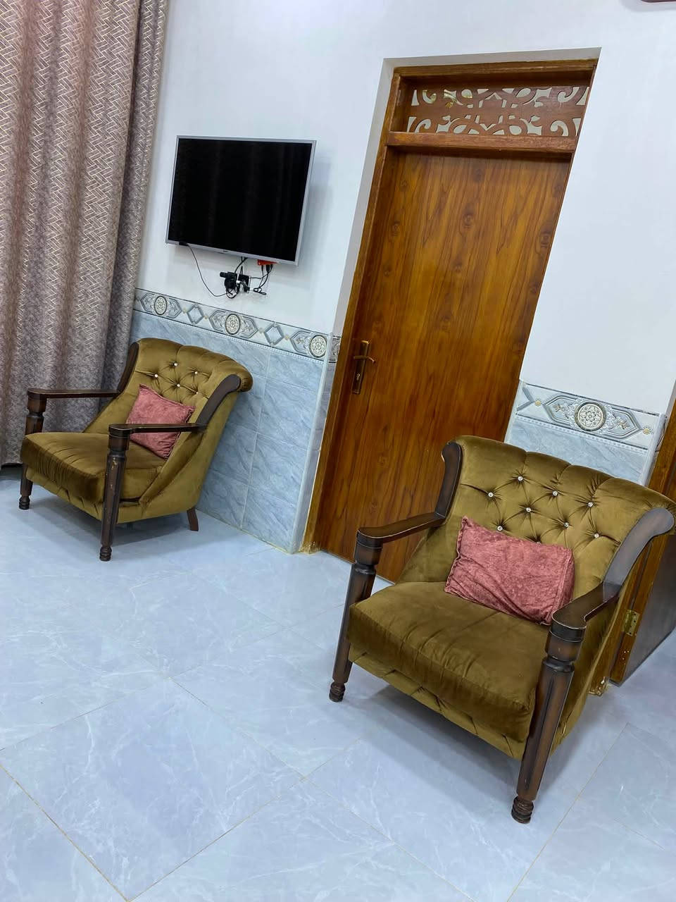 تخم للبيع اربع قطع نضيف وجديد ويا كوشات بسعر 350 وبي مجال للاستفسار عله هذه رقم ‭***********‬
