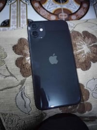 آيفون 11 عادي ذكره 128   بطاريه 94 الجهاز مكفول فقط مبدل بيه الكامره ا...