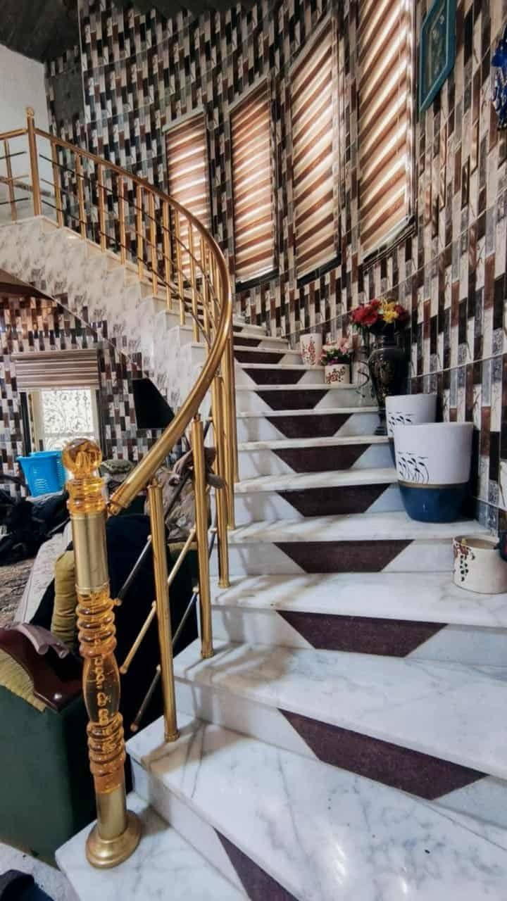 للبيع بيت ملك صرف مساحة 250 متر الطابق الاول غرفتين واستقبال مع صحيات خاصه للاستقبال وصاله ومطبخ وصحيات داخليه مع مخزن
الطابق الثاني ٣ غرف مع صالتين مع صحيات بناء 2019 منطقة ٦٠٠٠الاف قرب المدارس الصينيه *********** قل من طرف المندوبه ياعلي مدد هاي امانه عندك اخي واختي الكريمه
