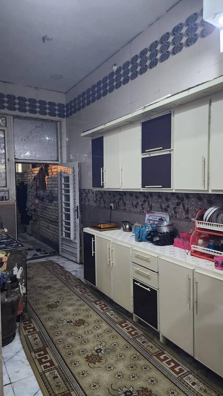 سلام عليكم البيت للبيع حي العسكري قرب سوك مساحه ١٣٠متر  بناء حديث طابقين  اي ستفسار  اتصل ***********

