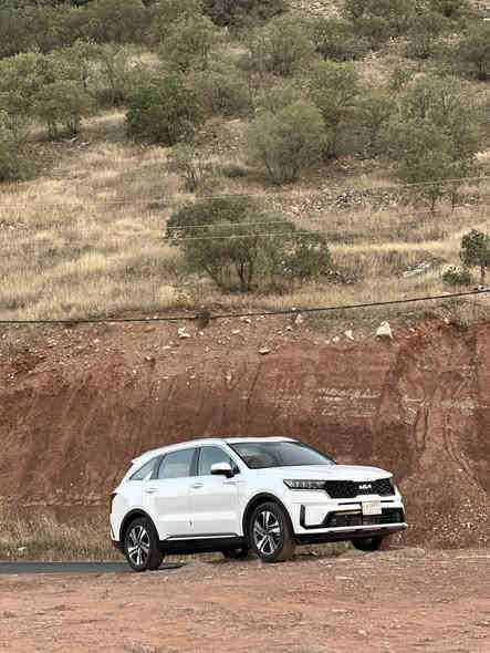 سورنتو 2023 خليجي دولية ماخذها زيرو 
السياره مكينه 4 سلندر 
٧ راكب
٣ قطع تبريد 
السيارة نظيفة كلش و ماخذها 
بصمه وتشغيل عن بعد 
كراسي كهرباء 
جنطه كهرباء 
كامره خلفيه 
حساس امامي خلفي 
ويل ١٩ 
وباقي المواصفات المعروفه 
ماشيه 35 الف 

مكفوله من الصبغ والتبديل 

بيه طخة بسيطة بالباب الخلفي مو واضح كلش بالصور

السعر 260 وبيها مجال بسيط جداً

للاستفسار ***********
