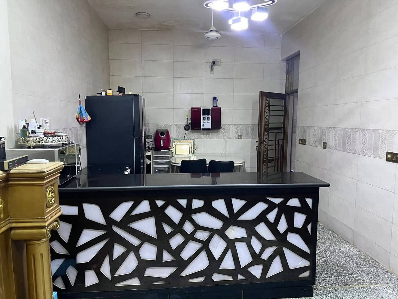 السلام عليكم
دار للبيع مساحته 100 متر واجه 10 ونزال 10 

مدخلين للبيت 

ستقبال + هول 

طابقين 

غرفتين نوم نظام سويت 

سطحين 

الارضيه كرانيت 

الدرج مرمر 

حمامات تعليق 

مطبخ حار وبارد 

العنوان : حي البساتين شارع احمد الوائلي 

عرض الشارع 8 امتار 

***********
