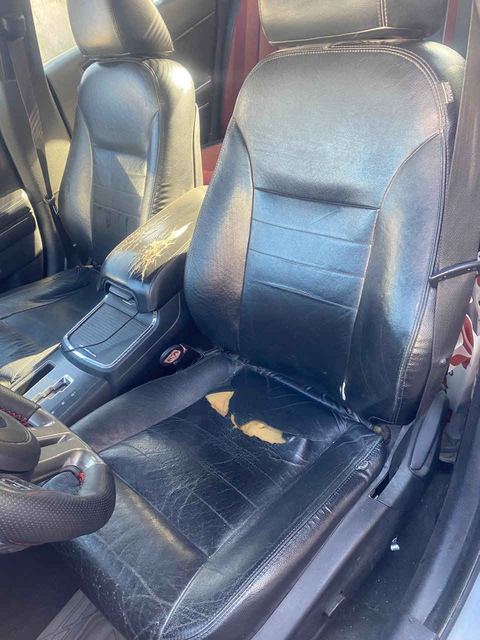 سلام عليكم كشنات جارجر نضيفات بس كشن سايق بي شك  سعر    200  الف                        ***********
