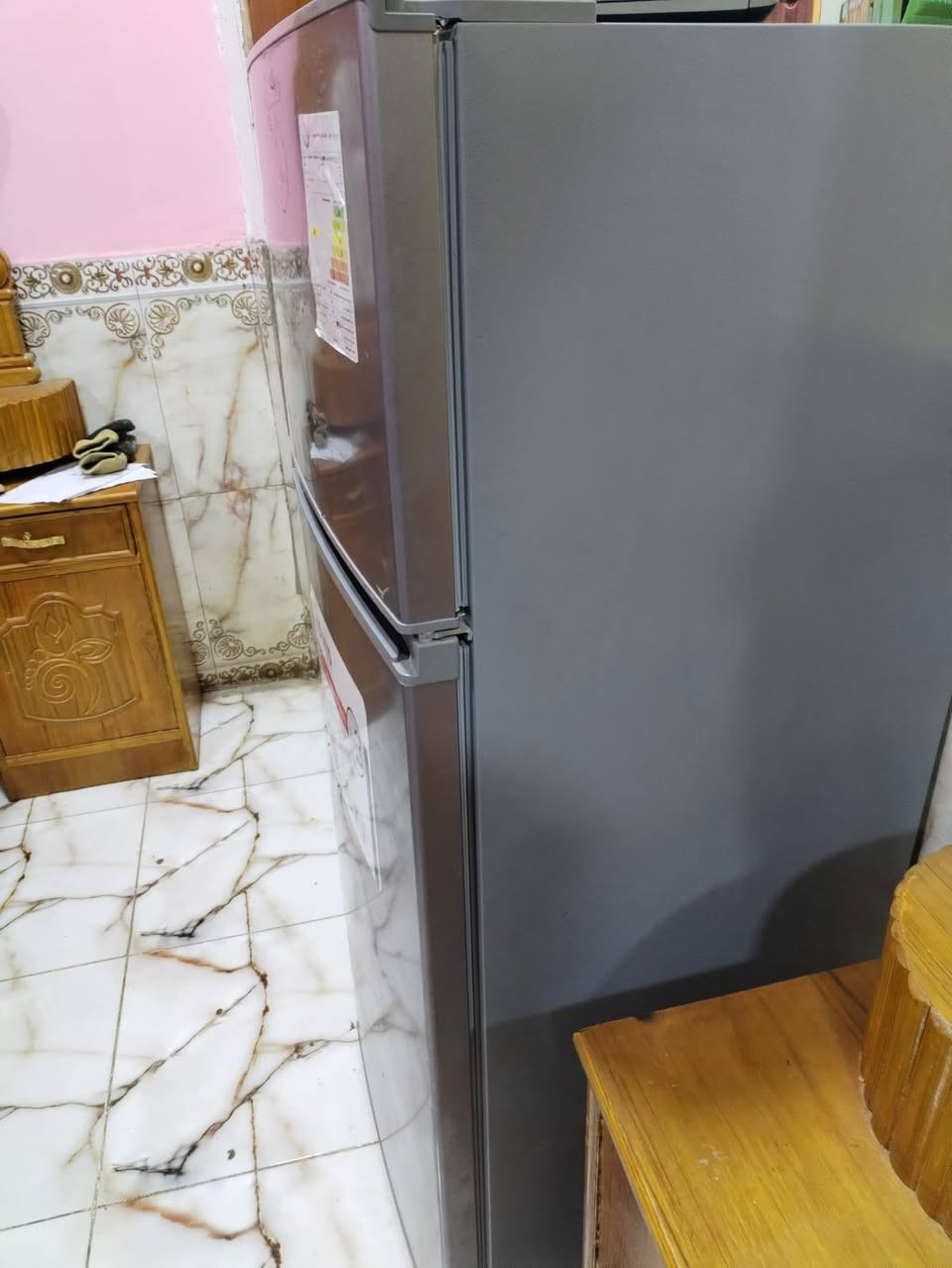 ثلاجه للبيع  جديده مستعمله قليل 200 بيه مجال قليل واتساب ***********
