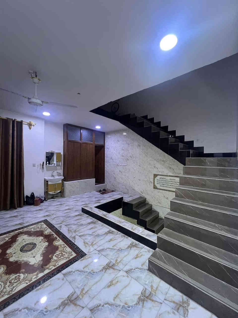 ‎دار للبيع
‎الحيره - حي الحسين-
‎المساحة 125 متر مربع طابقين ركن ع شارعين 
‎يحتوي طابق الاول 
‎صالة كبيرة
‎استقبال
‎غرفة نوم
‎مطبخ 
‎صحيات عدد ٢ خارجي و داخلي
‎يحتوي ط٢
‎غرفه سويت كبيرة عدد 2
‎غرفة نوم يعني 3 غرف
‎وصحيات عدد ٣
‎يحتوي ط ٣
‎مخزن ( بيتونة )

‎*جميع ابواب الغرف خشب بلاورسي وتركي
* ﻿ارضية الطابق الاول بورسلين 
* ﻿ارضية الطابق الثاني بورسلين
* ﻿شبابيك المنزل pvc دبل كلاس درجة اولى
* ﻿بناء جناي متكامل
* 
خطوط كهرباء بواري دفن لكل البيت و الكهرباء منظومه سيطره لكل البيت 
للاستفسار الاتصال يتوفر وتساب 

***********
