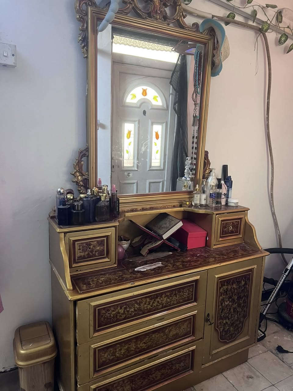 غرفه خليجيه خشب بلوك ثكيل لونها الاصلي بيضه  الي ياخذها يكدر يصبغها مابيها عيوب بس الميز تواليت  مشلوع الصبغ 
مكاني بغداد الحريه


**إذا كنت صاحب هذا الإعلان وتريد حذفه لأي سبب، رجاءا أرسل رسالة إلى الدعم الفني**