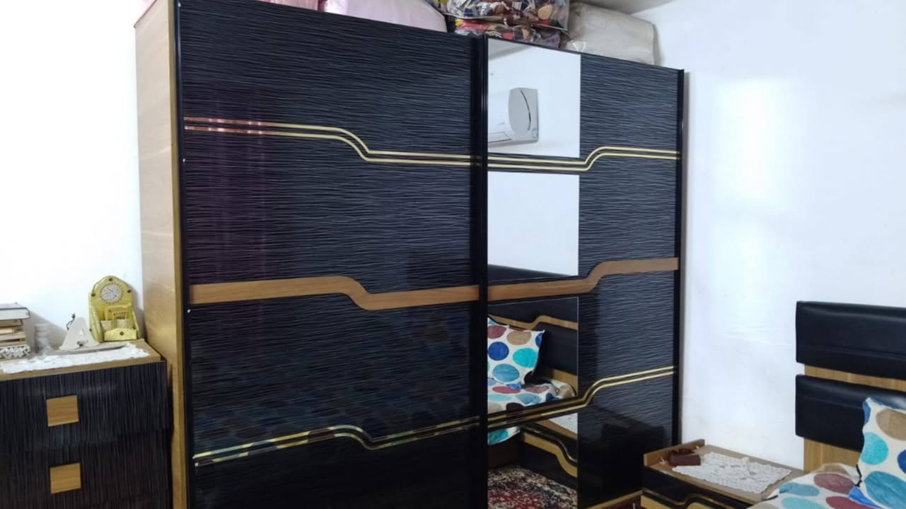 ***********
شراي يراسلني واتساب 
غرفه تركي ثكيله والله 8 قطع وياهه الدوشك السعر 200 الف عنوان بغداد بصف العامريه
