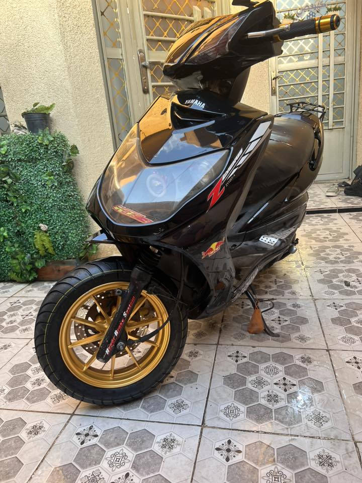 سلام عليكم اخوتي
يوماها سكنس فحل كوري كابريتر (المرغوب) 
دراجه حلوه ومختلفه كلش شوفت عينك دراجه 
بيها ويل رياضي بحاله الوكاله لا عواج ولا شي 
بيها زوج تايرات جلاتين اصلي ماماشي ابد جانت متروكه الدراجه 
بيها صالنصه صجميه اصليه 
بيها كويل ناريه رياضي اصلي 
بيها يدات 
بيها مري كاربون فايبر هواي بيها غراض  
بوشتها 58ونص بلادي اصلي 
شلعتها حلوه كلش 
بيها ملاحضات بسيطه 
دراجه مفتوحه مرا وحده بس ونفس غراضها الصليه رجعتها بدون شي تجاري بس مجرد ادامه لان متروكه 
شباب كلشي كتبت بل منشور وكل الملاحضات كتبت 
وبل خير عل ياخذها لان قطعه كلش حلوه 
عنواني بغداد شعب 
***********
***********
سعر دراجه قفل 900 وماكو هيج سعر بل سوك ❤️
