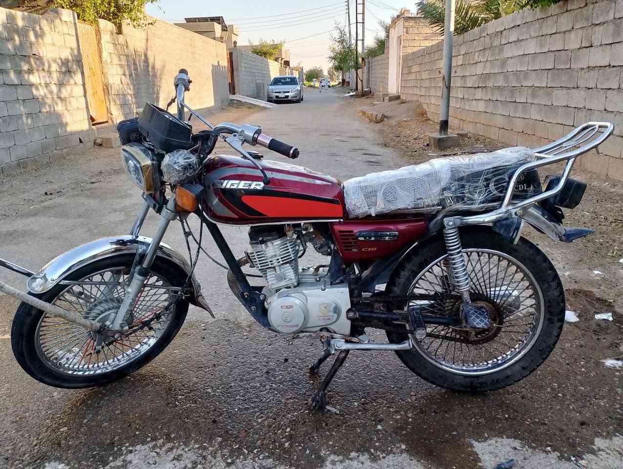 دراجه تايكر ختم سولنك موديل 2020 محرك بلادي فول نضافه ونشاط( تشغيل نكره وكهربايات شغاله) السعر( 325)وبيها مجال حك الجيه لاتصال *********** خاص ما جاوب الشراي يتصل السكن ديالى( ناحيه كنعان)
