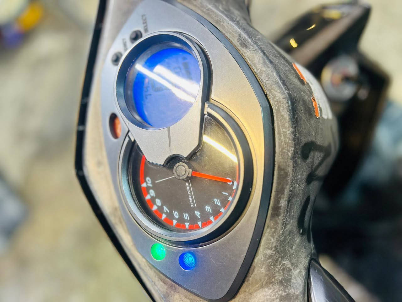 السلام عليكم سكنز فحل نوزل خطين دراجه بيها بوشه و كور رياضي و دراجه كل كامله كهربائيات كلها شغال بيها صالنصه بوري عدل دراجه للبيع او مراوس بشي مرتب رقمي ***********
