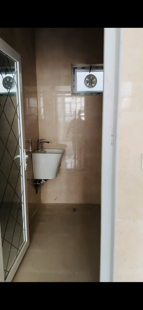 بيت للبيع  مساحه 100 متر واجهه 6.25 بحي دجله مربع ثاني بشارع 25 جديد زيرو طابقين وبيتونه يحتوي على 3 غرف نوم كبار وصاله كبيره وهول داخلي كبير ومطبخ وخدمات للاستفسار ***********
