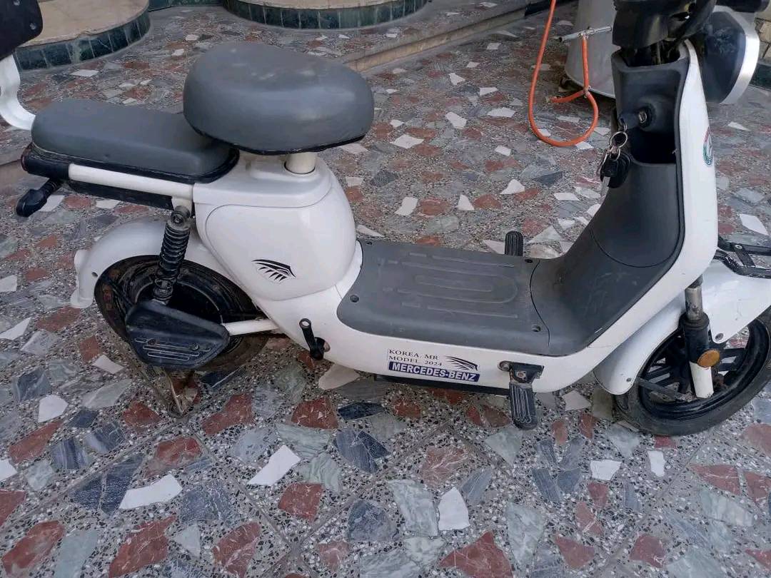 دراجة شحن نوع R9 دراجة تصليح او تبديل بطاريات اربع بطاريات بصمات سويجات 
السعر: 150 ألف دينار نهائي (قفل).
الموقع: بغداد - (علي مدينة الصدر) 
ملاحظة: البيع من البيت، اللي يجي أول واحد ياخذها.
للتواصل:
***********