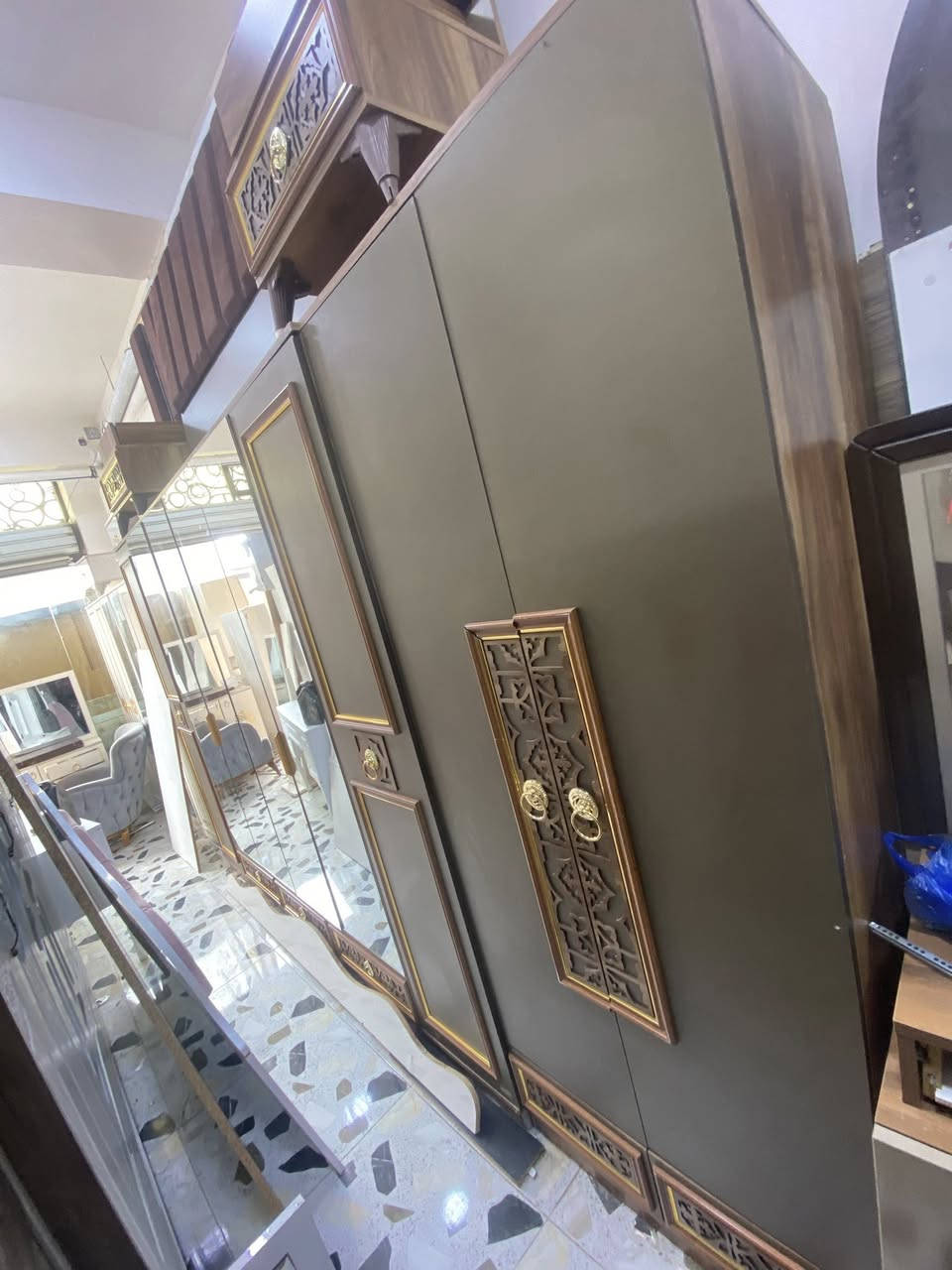 السلام عليكم غرف نوم كامله بسعر مناسب وغراض مستخدمه الرقم ***********المكان تكريت حي العصري نهايت شارع البلديه يم أسواق البركه كلمن وسعره يوجد خدمت توصيل
