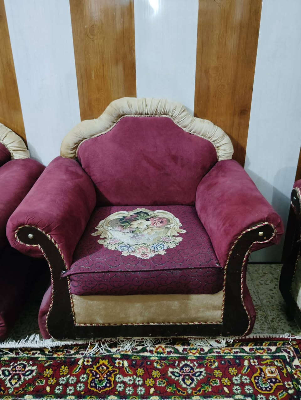 الهاشمي لتخامه و الدواوين 
    
      تخم 10مقاعد. 6قطع.   

نضيف تسكام  مثل ما وضح بل صوره 
العنوان بابل شارع 80مال حي العسكري 
قرب سنتر انتيكه 
***********،
