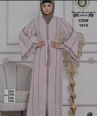 تصميم واسع ومريح يناسب مختلف القوام. أكمام واسعة مزينة بدانتيل أنيق يم...