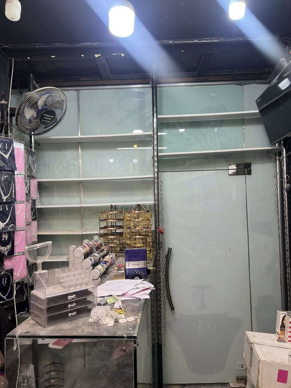 ميز جام ورفوف محل وتعلاكات تراجي وتعلاكات ربطات وشالات ٱي استفسار راسلني او اتصل ***********
