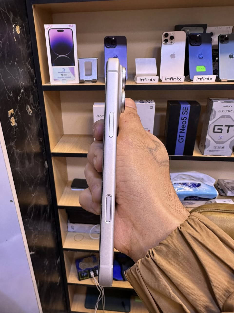 ١٧ برو ماكس نسخه الايسم لون المميز السلفر
عدد دورات الشحن ٢١ ذاكره ٢٥٦ 
وياه شاحنه هديه + ٣ كفرات 
عنوان رمادي شارع السينما سنتر الحربي

سعره ١٩٠٠ ألف فقط.    
للتواصل  خاص او تصاب او واتس
***********
