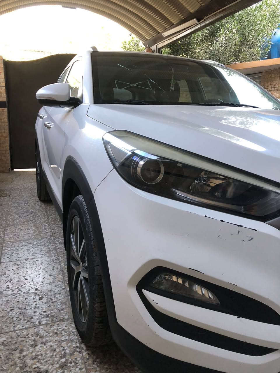 السلام عليكم 
شباب للبيع هونداي توسان مديل 2016 شكل ال17 وراد خليجي داخل بيجي سياره مكفوله بدون اي حادث او بارد سياره ع ايدي  كامله مابيها اي نقص مواصفاتها معروفه 
ماشيه السياره 121 كيلو حقيقي 
السياره رقم بغداد بأسمي عليها غرامه 400 الف تنزل من السعر 
مكانها بغداد 
للاستفسار هـ***********
السعر / 175 ورقه
