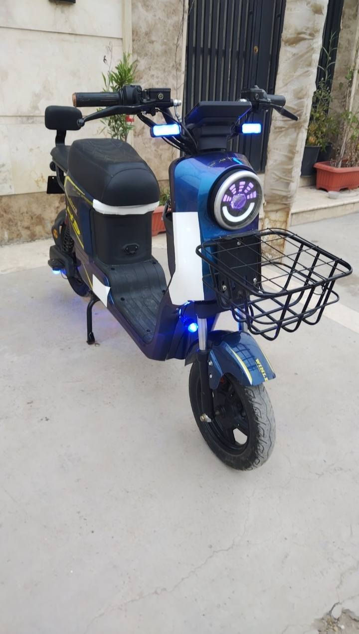 السلام عليكم دراجه شحن نوع R9 
موديل 2025 الحديث لون مميز 7 الوان 
5 بطاريات كبار الاصلي 
الدراجه نضيفه  استخدام قليل

لايت زنون ثلجي عالي ناصي اشاير وكهربائيات كله شغاله سرعه 99 تحتوي على 4 نمر سرع
 قفل ستيرن جهاز انذار مانع للسرقه تشغيل عن بعد بصمه وسويج 
وياه شاحنه الاصليه 

العنوان بغداد
السعر 375 الف وبيه مجال للطيبين 
للاستفسار ***********
