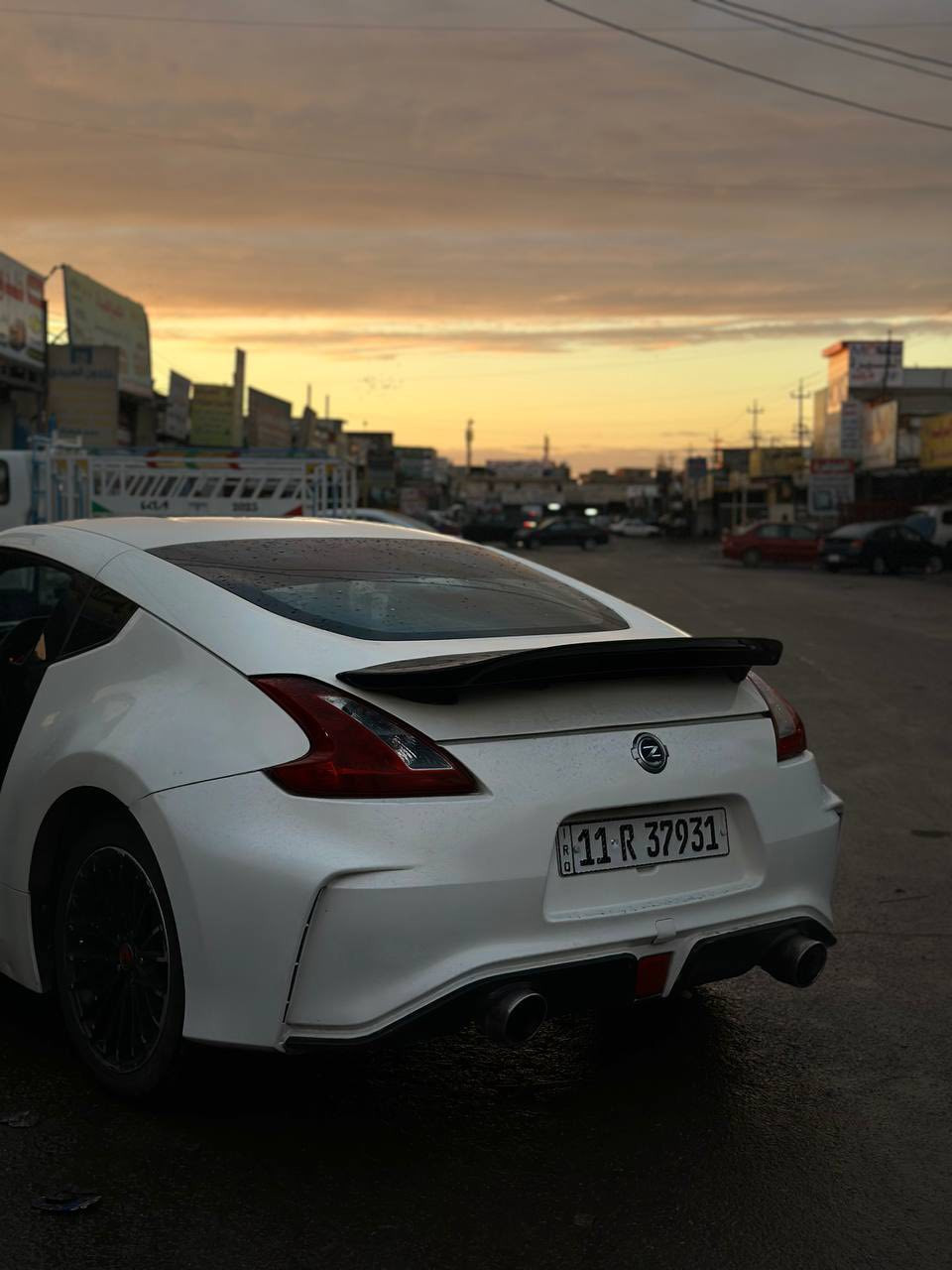 نيسان: 370z 
فئه :ال S package 
موديل: 2014
اللون : أبيض صدفي ميتاليك
مكينه: 3.7 /V6 
كير: عادي 6 نمر ما عدى البگ
ممشه السياره : 70 الف
ضربتها جاملغ خلفي عكس السياق 
الصبغ  القطعه الجاملغ و ٣ قطع اخرى أثر صفار فقط !!! لان تعرفون الصدفي الميتاليك شويه نحس
سماعات : bose +دمام سستم كامل 
عليها شاشه kenwood يعني تحكمات الستيرن كلها شغاله وتكدر تعدل عليهن 
غرفه السياره لونين احمر +اسود وشغل حسين شماره بعد
ويل فولگ ريسنك تو سايز 
التزويد !!!
المكينه عليها فلاتر k&n
بلكات رياضي  
عليها كاج كان 
بالنسبه للادامه كل شهر ادامه كامله اسويلها 

 عليها كلج رياضي يعني انسه شي اسمه ازدحام لا تاذي رجلك بالكلج ولا يخلص يعني يبقه وياك عمر كلش طويل 
السياره عليها صالنصات باور واكس بايب بوابات  
وعليها كاردن كاربون فايبر يتحمل الف حصان
السعر ١٤٠ وبيها مجال ***********
