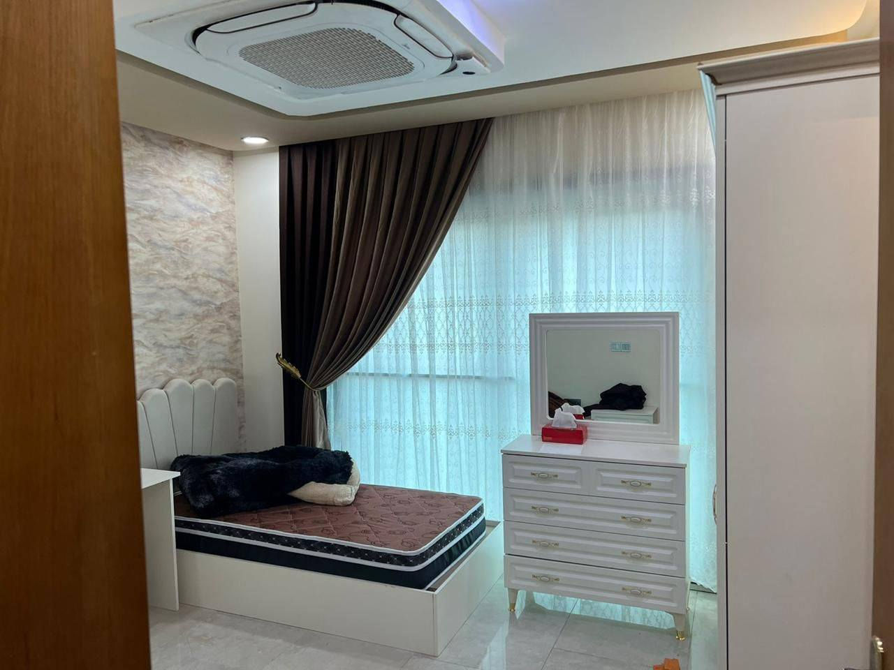 شقه جوهرة المحيط خلف مرور الكاظميه 
المساحه 170 متر 
غرفتين نوم وحده منها سويت صالتين مطبخ أمريكي مفتوح ثلاث حمامات 
عماره B2 ألماسه طابق ثالث 
خمس سبالت مركزيه سقوف 
مطلوب قرض للمصرف العقاري 125 مليون 
مسدد منها تقريبا 15 مليون القرض العقاري ينقص من المبلغ الكلي في حال رغبة المشتري بتحويل القرض 
سعر المتر 1400دولار
***********
