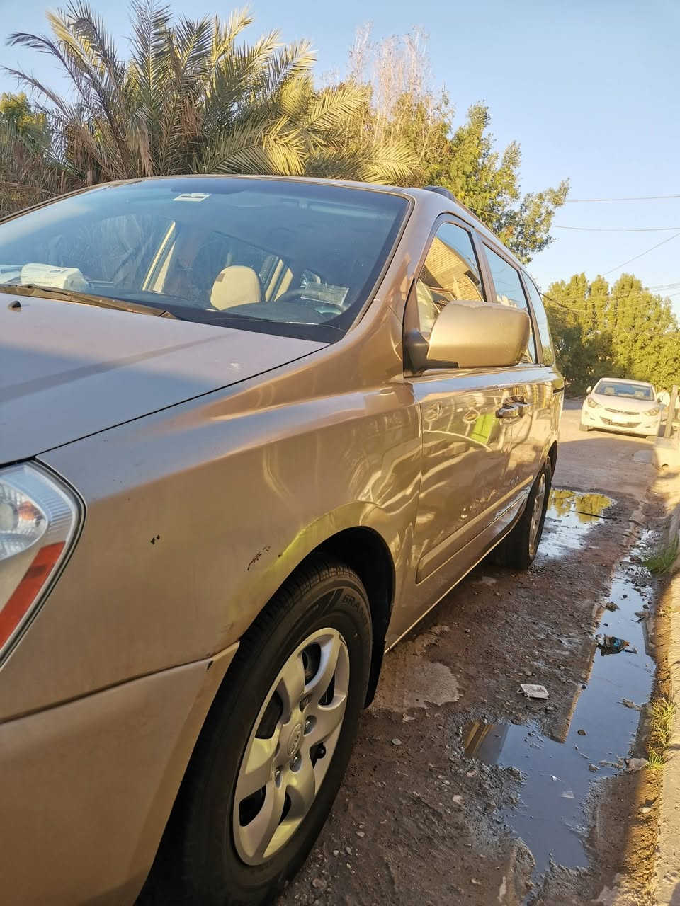 السلام عليكم
كيا سيدونا 2008، سيارة عائلية مريحة وواسعة جداً، تتسع لسبعة ركاب، مناسبة للعائلة والسفر.

المحرك 6 سلندر قوي وسحب ممتاز، مكيف ثلج أمامي وخلفي، قير أوتوماتيك تبديل ناعم، السيارة مرتبة وما بيها صرف غير طبيعي.

الداخلية نظيفة، كراسي مرتبة، فتحة أبواب جانبية عملية، مساحة تحميل كبيرة بالخلف.

السيارة مناسبة للي يريد راحة ومساحة بسعر مناسب.

السعر 120 قابل للتفاوض بعد المعاينة.


**إذا كنت صاحب هذا الإعلان وتريد حذفه لأي سبب، رجاءا أرسل رسالة إلى الدعم الفني**