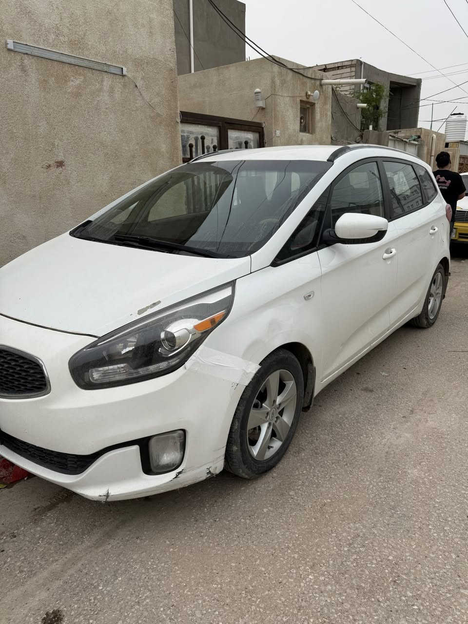 سلام عليكم كيا كارينز وارد امريكي ضربتها فقط باب الجنطة و نفسه مرجع و هنا بيها بس شخوط و دحچات موديل ١٤ سبعة راكب محرك و گير و تبريد و تدفئة بالكشنات و ثلاجة و كاملة من كل شي  گاعية جلد و دوشمة جديدة 
ما عدا بعض النقوصات البسيطة 
سنوية بإسمي و مكانها بالنجف و سعرها ١١٥ 
***********
