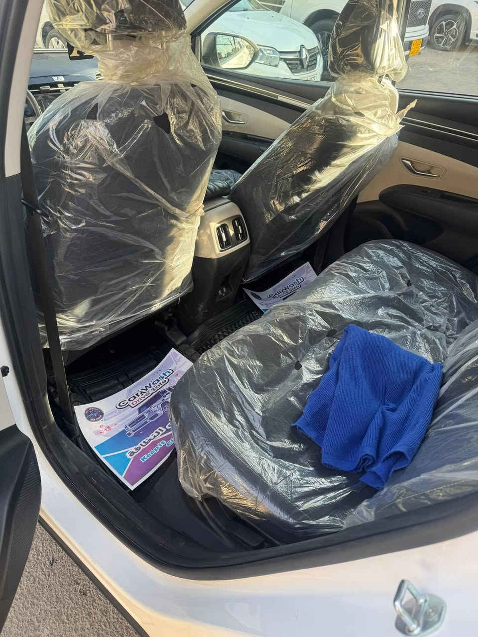 سلام عليكم للبيع توكسان موديل 23 ماشي 31 الف خليجي  السيارة نظيفه جداً جداً الضربه يم قبق البانزين فقط السيارة جديدة جديدة اخت الزيرو السعر 22,300$  مكان السيارة بغداد الكريعات شارع المعارض للأتصال ***********
